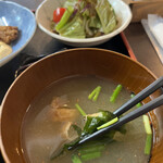 猫丸食堂 - ★お味噌汁　
      　ちょっと塩味濃いめなので、お汁残しました。
      　すみませんm(_ _)m