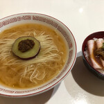 らあめん サンド - 味噌かけ中華そば・きのこ辛味ペースト添えと肉ご飯キノコバター和風ソース。850円税込！