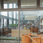 Manaduru Sakanaza - 外からガラス越しにお店の中を撮影、天井は高く、かなり広い店内です。