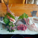 真鶴 魚座 - お刺身のお皿、６品も乗っています。