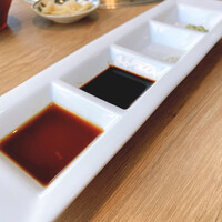 焼肉 The INNOCENT CARVERY 新丸ビル店 - オリジナルタレ、にんにく醤油、岩塩、刻みわさび