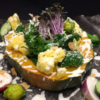 栗南瓜と里芋と鳴門金時のシーザーサラダ　～南瓜の器仕立て～