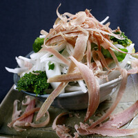 桃太郎トマトと玉葱とオクラとレッドスプラウトの半生鰹節オニオンサラダ