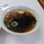Tsuruya Shokudou - 付属のスープ
                        ワカメがメッチャ沢山入ってた
                        醤油の切れ味がワカメ味に負けてるかも…