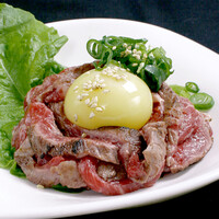 近江牛ランプと天使の白い卵の炙りユッケ