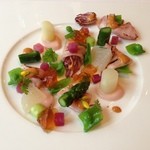 レストラン テズ - ヒイカと春野菜を庭園風に