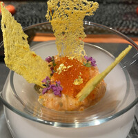 ラトリエ ドゥ ジョエル・ロブション - サーモンのタルタル　サフラン風味のトーストをあしらって