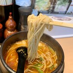 ホルモンらーめん8910 - 麺リフトアップ