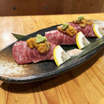お肉にするか お魚にするか かのう - 黒毛和牛のうにく寿司(３貫/1,969円)