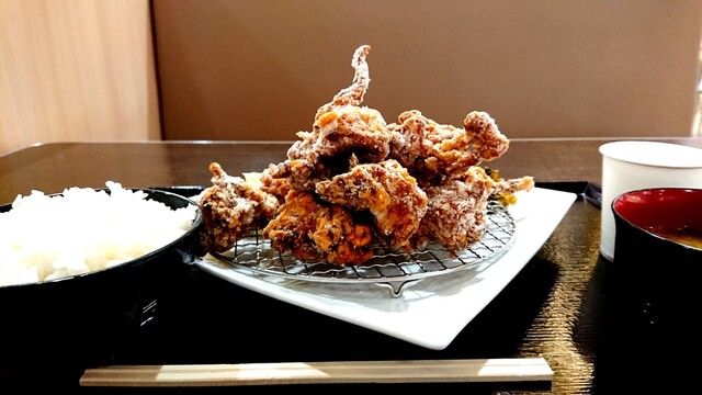 から揚げ からあげマウンテンは唐揚げ10個と一般人でも完食可能なデカ盛り