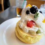 レインボーパンケーキ - 季節のフルーツパンケーキ