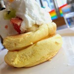 レインボーパンケーキ - 季節のフルーツパンケーキ