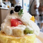 レインボーパンケーキ - 季節のフルーツパンケーキ