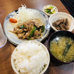 家庭料理居酒屋 よってって - ♪豚肉の生姜焼き定食 ¥500