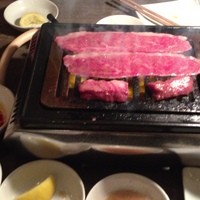 うしごろバンビーナ 恵比寿本店 - 薄いお肉、サッと炙るように頂きます。