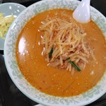 小平飯店 - 激辛ミソラーメン770円(税込)
            激辛結構辛いけど大丈夫ですかと確認されただけありしっかり辛さを感じられます。
            味噌も濃くて美味しい♪こりゃライスも合うね！
            激辛バージョン色々試してみたくなりました♪