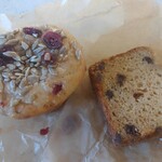 Veg Out - ラムレーズンケーキとクランベリーマフィン どちらも450円