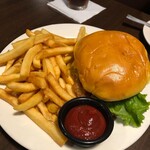 T.G.I. Friday's - チーズバーガー、ポテトはセットになってます