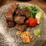 居酒屋 よこしん - 阿波牛のサイコロステーキ