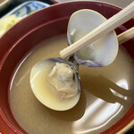 小林鮮魚店 - アサリが6〜7個入った味噌汁
