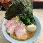 横濱ラーメン あさが家 - ラーメン850円濃いめ多め。海苔増し150円。