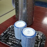 金澤屋牛肉店 - セルフのお茶(冷たいほうじ茶)(R4.9.26撮影)