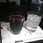 MAM CAFE - アイスコーヒ400円を支払して、同じく水をいただいてテーブルに移動です。