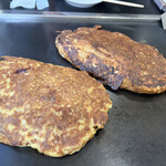 喃風 - 明石風たこ焼き（左）とどろ豚焼き　見た目はほとんど同じです　笑