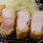 とんかつ家 黒豚 げん - 断面❗素晴らしい＼(^^)／　数量限定の黒豚柔らか「極」特上ロースとんかつの150㌘(1,870円)　鹿児島県の六白黒豚使用