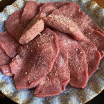 炭焼 肉丸 - けっこう厚切りのタンです