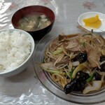 九麗瑠 - ニラレバ定食800円税込、ライス、汁物、おサラダ、新香付き