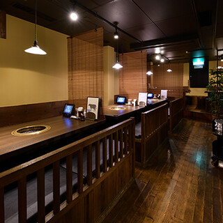 ブラウンを基調とした心安らぐ空間◆仕切りで感染症対策も◎