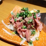 あご出汁餃子･ゆでタン さんじ - 低温調理した牛タンの塩ダレユッケ