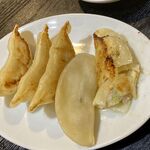 進ちゃん - 裏面は茹で餃子のよう