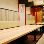 Akakara - 最大8名様用テーブル。間仕切りで4名様用テーブルに様変わり！