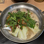 Ganso Motsunabe Rakutenchi - もつ肉追加して野菜と一緒に煮込みます