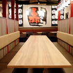 赤から - 内観写真:最大12名様用テーブル。間仕切りで6名様用テーブルに様変わり!