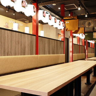 暖簾と中央の間仕切りを上げれば大人数に、下げれば個室風に！