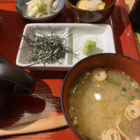 日本料理 ざぜん - 味噌汁と刻み海苔