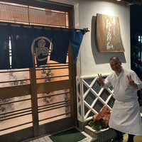 登喜和鮨 新発田本店 - 3代目大将を店舗入口にて撮影