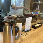 炭火焼肉 肉の匠 ひうち - 炭火で焼いています