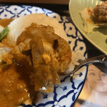 Supaishi Maketto - ココナッツの効いたタイカレーは程よい辛さ。半熟目玉焼きを絡めていただきます。