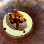 La Brianza - チョコレートのムースアングレーズソースキャラメリゼナッツ。Sさんのドルチェこの日も美しい素敵美味しい☆ ナッツキャラメリゼ大好物!! ふんわりまろやかムースと幸せな美味しさ(๑´ڡ`๑)