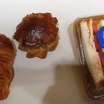 Bakery いずみがもり - クロワッサン200円外…フワサク感〇バターの風味○大きさ○　評価3.5 　たまご&ハムチーズサンド…280円外　具がしっかり入ってる正直なサンドイッチで食パンの耳を落としてないのも〇　評価3.6 　クルミパン…100円外　アレにいいクルミがたくさん入ってて安い　評価3.4
