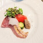 La Brianza - 長崎県産ぶりカルパッチョソーテルヌ鮎魚醤マリネ柚子泡和牛リエット紅芯大根きゅうりピクルスカポナータ。炙りの香りが好き♡ 和牛リエットも美味しいな〜