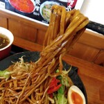 俺の中華たなか家 - 麺リフト⤴️②自家製麺にソースがシッカリ絡んできます♬