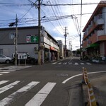 俺の中華たなか家 - 旭ヶ丘方面からは緩やかな坂道を登ってくると、信号機付交差点の手前にお店が見えてきます。因みに有料コインパーキングが後方旭ヶ丘方に下っていくと右手に有ります。