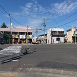 俺の中華たなか家 - 小松島公園を過ぎ、交番のあるＹ字路を旭ヶ丘方面左へ進み、ヨークさんを右手に見ながら坂を登り、下り始めた先の交差点からパチリ♯真ん中オレンジ色部分がお店。左手前には沖縄料理「Kukuru」さん。