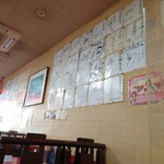 北京飯店 - 店内入って左の壁には、数々のサイン色紙が。