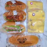 マツヤベーカリー - 左上からヤンニョムチキン、フランクドッグ、レッサーパンダチョコチップクリームコッペ、右上からミニクレープのフルーツ、ブルーベリー、栗